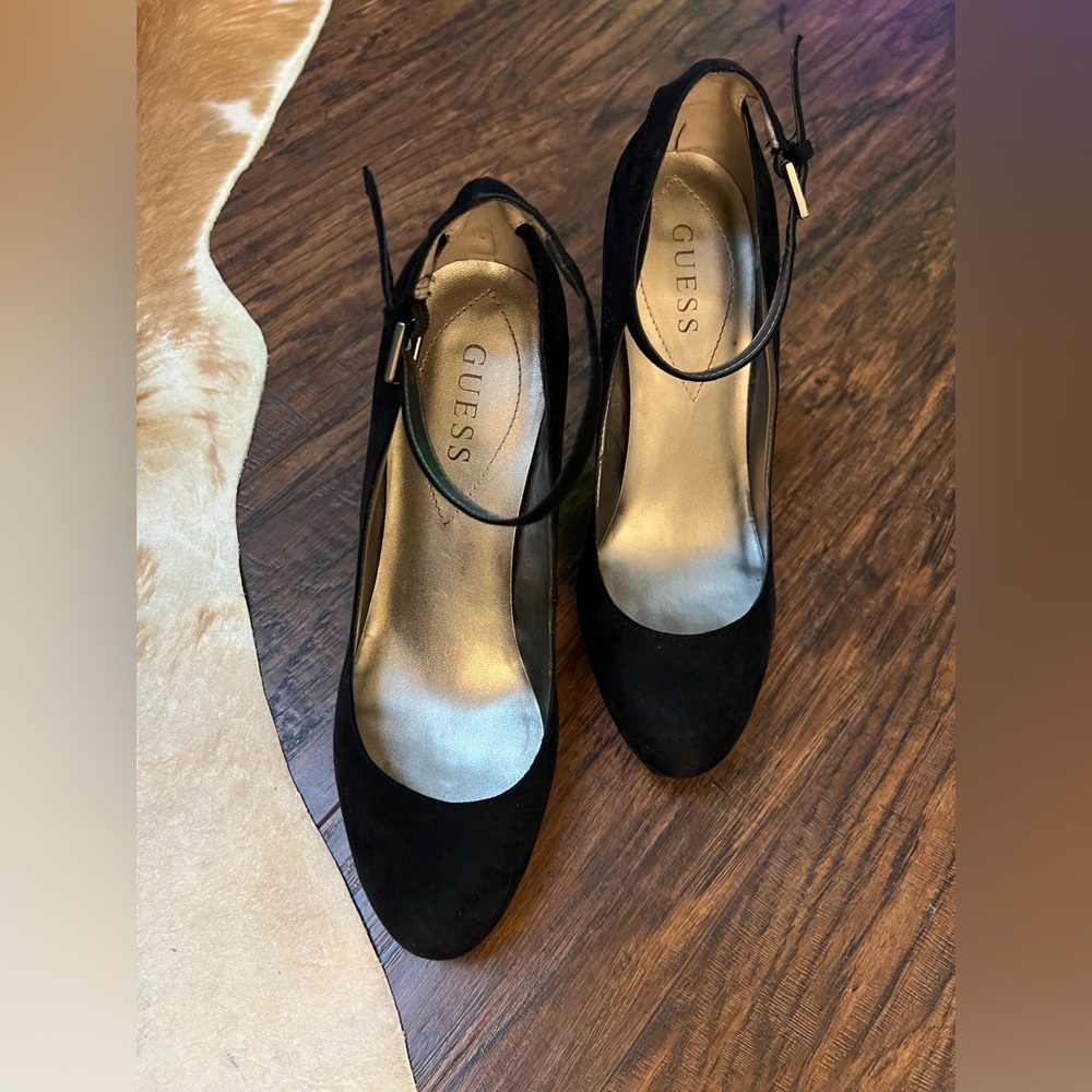GUESS Pumps
